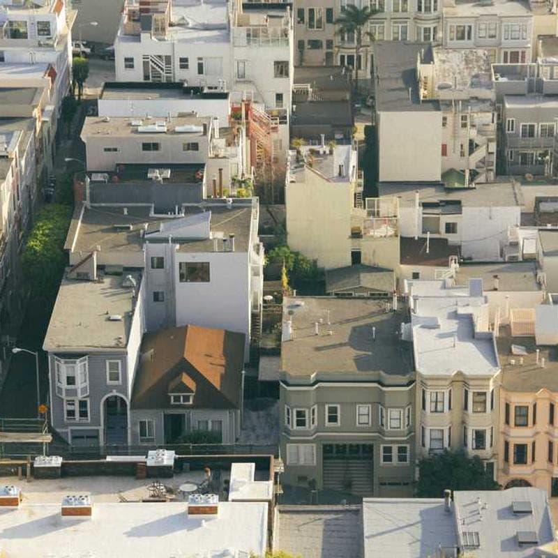 Patio central baigné de lumière naturelle